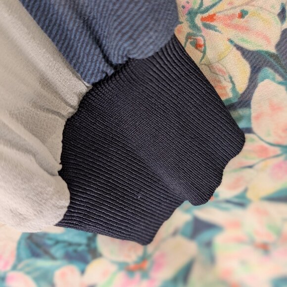 BCBGMAXAZRIA sheer, long-sleeved pullover blouse in blue/floral size M - Picture 7 of 8